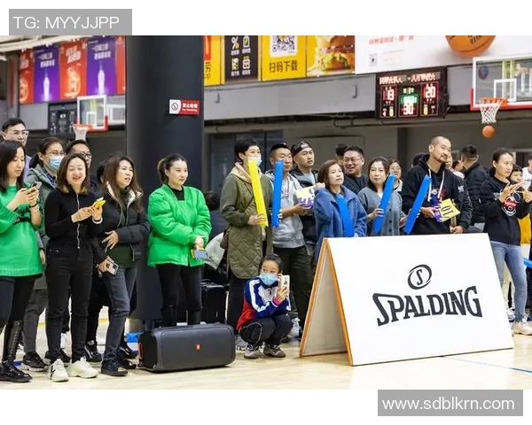 球星爸爸与孩子足球场上互动尽显亲子时光，温馨又有趣